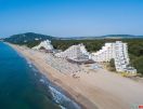 Хотел Мура, Албена - Лято 2022 в Албена, първа линия all inclusive - шезлонги и чадър на плажа